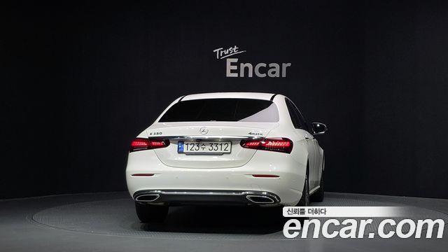 Mercedes-Benz E-Class 2022 — photo 4