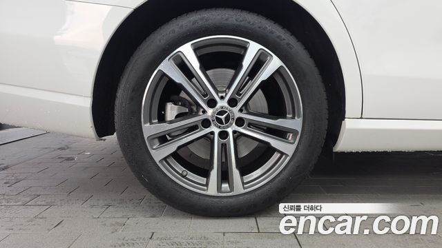 Mercedes-Benz E-Class 2022 — photo 5