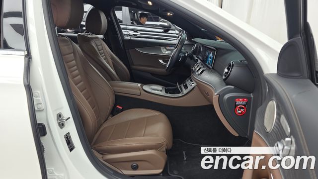 Mercedes-Benz E-Class 2022 — photo 17