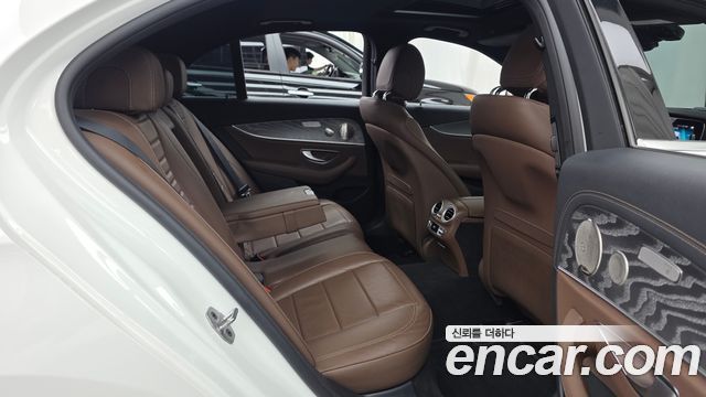 Mercedes-Benz E-Class 2022 — photo 18