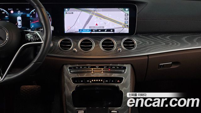 Mercedes-Benz E-Class 2022 — photo 20
