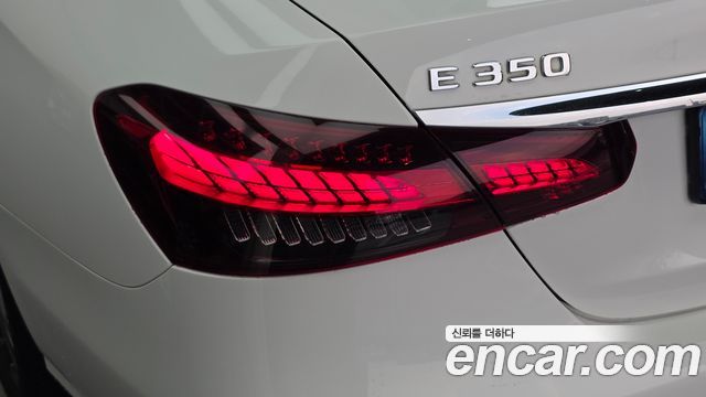 Mercedes-Benz E-Class 2022 — photo 9