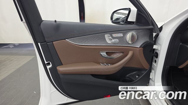 Mercedes-Benz E-Class 2022 — photo 14