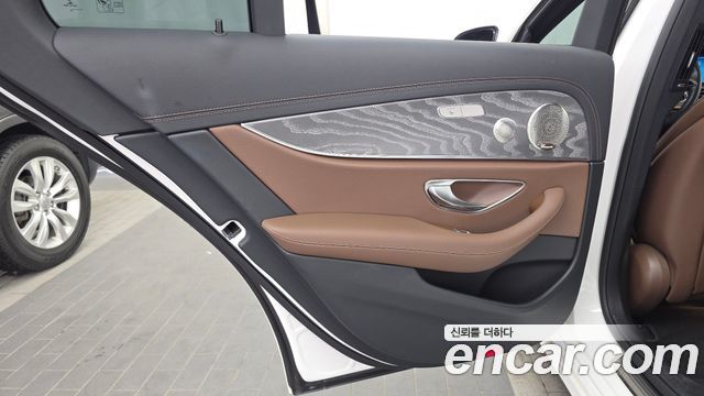 Mercedes-Benz E-Class 2022 — photo 15