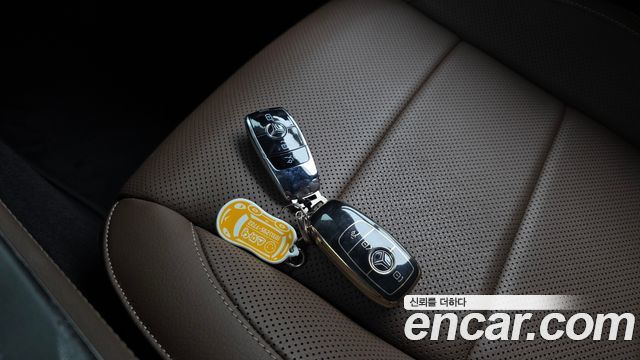 Mercedes-Benz E-Class 2022 — photo 16