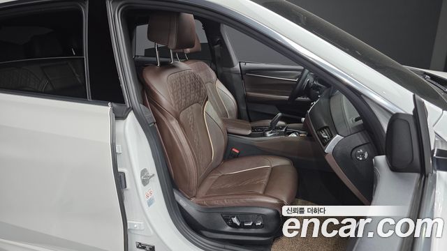 BMW Gran Turismo 2023 — photo 17