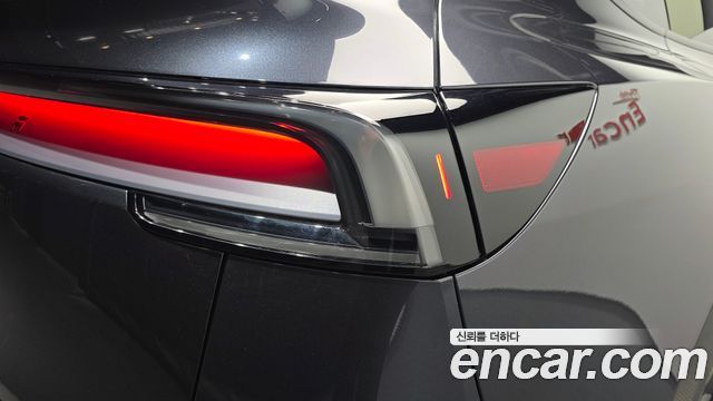 Tesla Model Y 2025 — photo 9