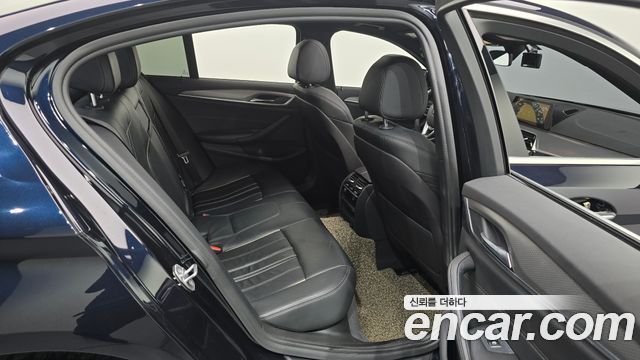 BMW 5-Series 2018 — photo 11