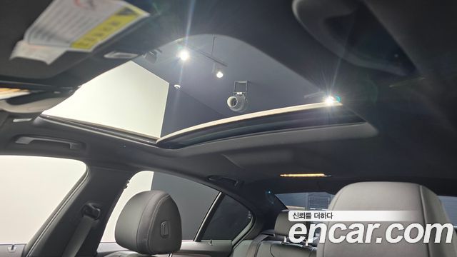 BMW 5-Series 2018 — photo 16