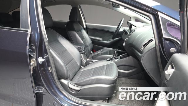 Kia K3 2016 — photo 17