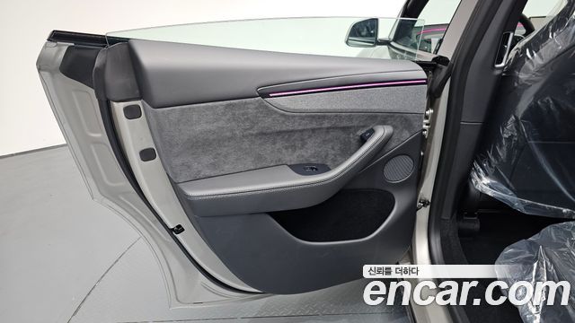 Tesla Model Y 2026 — photo 15
