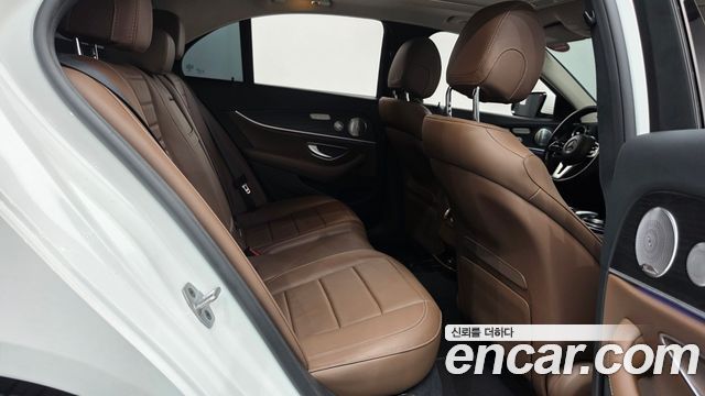 Mercedes-Benz E-Class 2020 — photo 17
