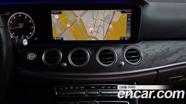 Mercedes-Benz E-Class 2020 — photo 18