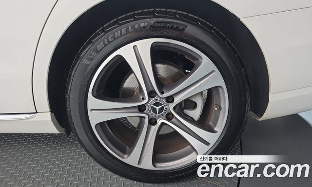 Mercedes-Benz E-Class 2020 — photo 7