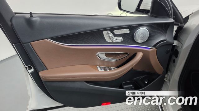 Mercedes-Benz E-Class 2020 — photo 14