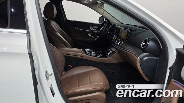 Mercedes-Benz E-Class 2020 — photo 16
