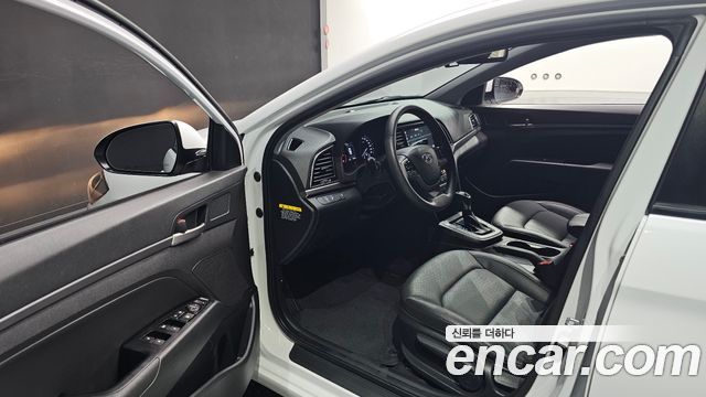 Hyundai AVANTE 2018 — photo 10