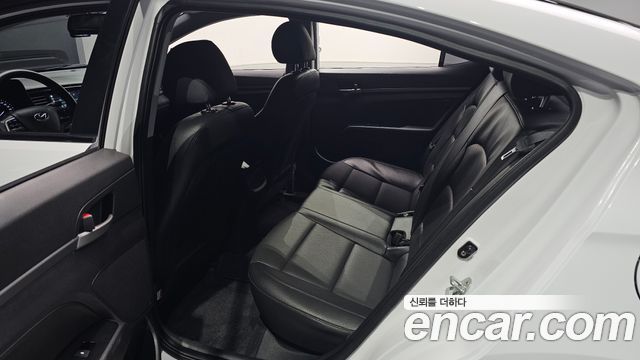Hyundai AVANTE 2018 — photo 11
