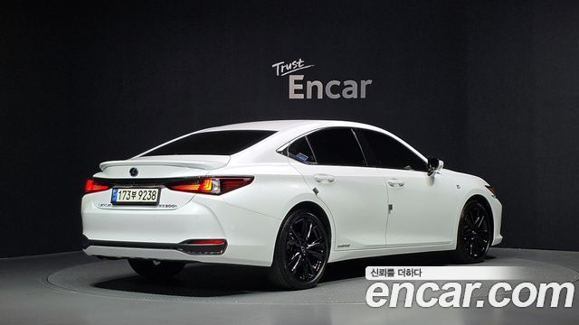 Lexus ES 2022 — photo 2