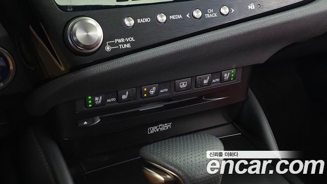 Lexus ES 2022 — photo 19