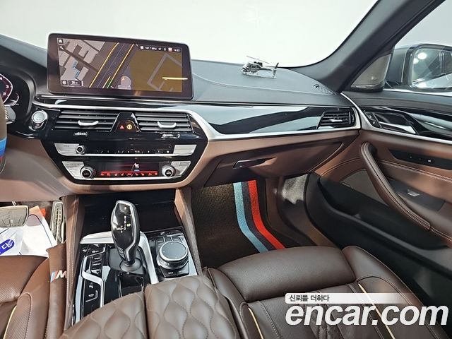 BMW 5-Series 2022 — photo 10