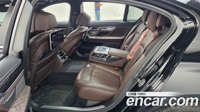 BMW 7-Series 2020 — photo 17