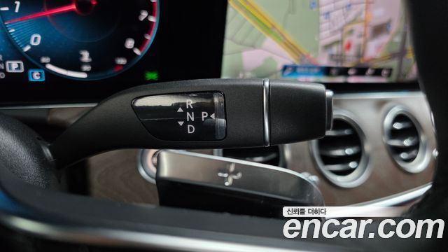 Mercedes-Benz E-Class 2022 — photo 12