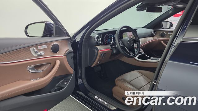Mercedes-Benz E-Class 2022 — photo 13