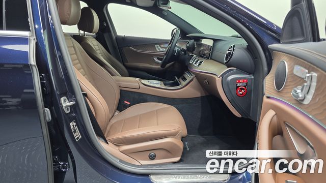 Mercedes-Benz E-Class 2022 — photo 17