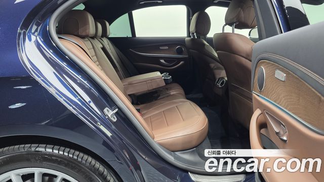 Mercedes-Benz E-Class 2022 — photo 18