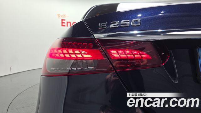 Mercedes-Benz E-Class 2022 — photo 9