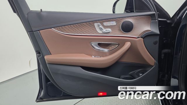 Mercedes-Benz E-Class 2022 — photo 14