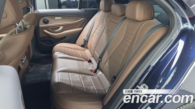 Mercedes-Benz E-Class 2022 — photo 16