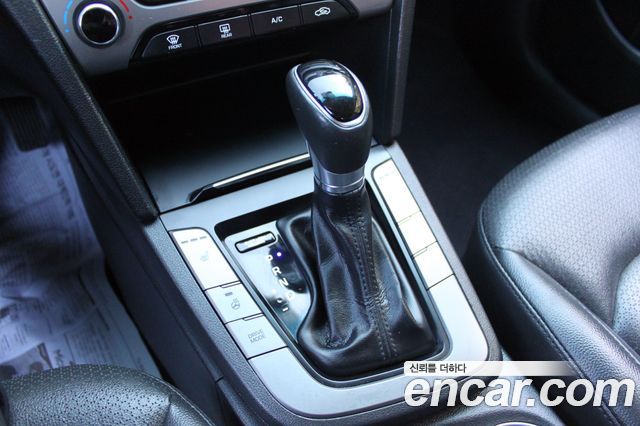 Hyundai AVANTE 2017 — photo 12