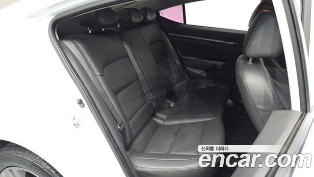 Hyundai AVANTE 2016 — photo 18