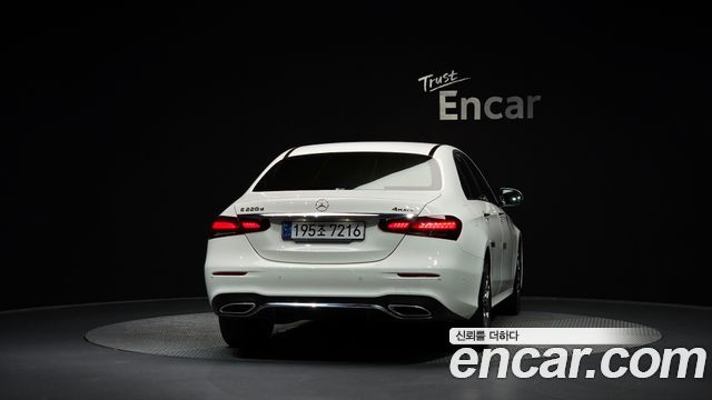 Mercedes-Benz E-Class 2022 — photo 4
