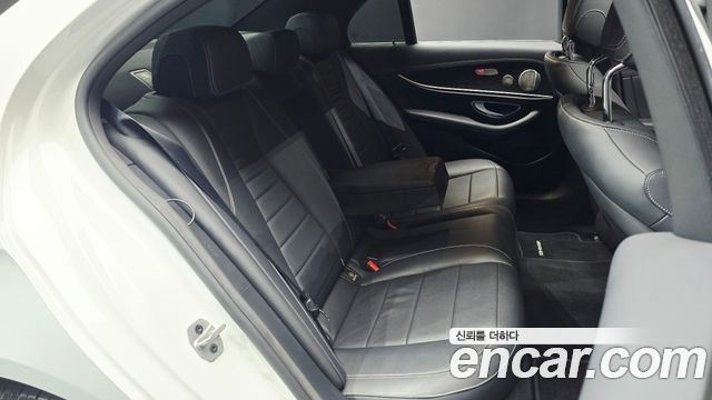Mercedes-Benz E-Class 2022 — photo 17