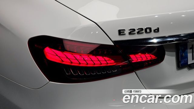 Mercedes-Benz E-Class 2022 — photo 9