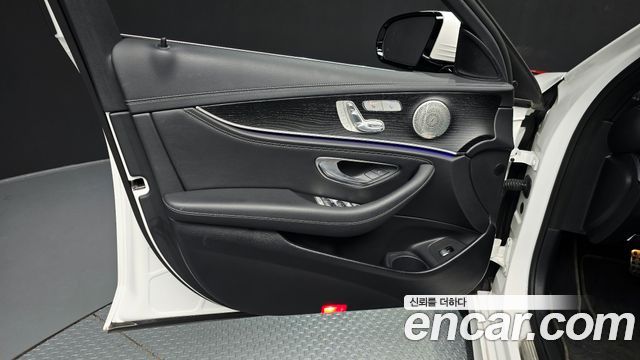 Mercedes-Benz E-Class 2022 — photo 14