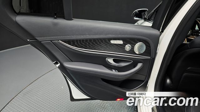 Mercedes-Benz E-Class 2022 — photo 15