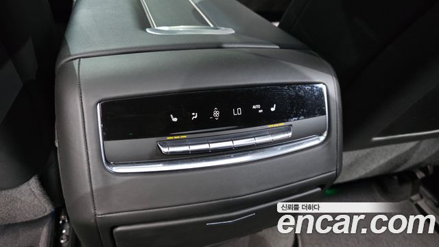 Cadillac Escalade 2023 — photo 18
