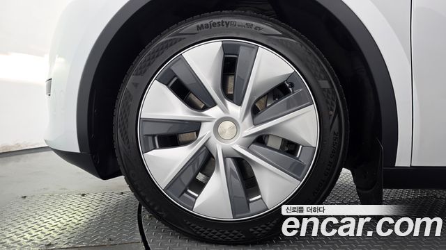 Tesla Model Y 2024 — photo 5