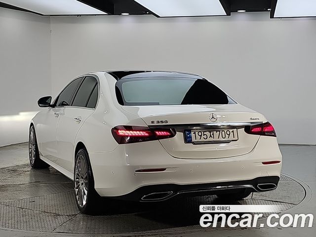 Mercedes-Benz E-Class 2022 — photo 3