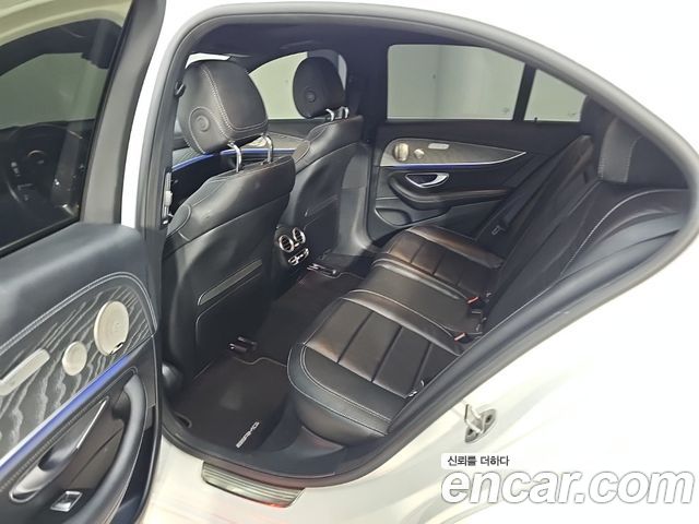 Mercedes-Benz E-Class 2022 — photo 12