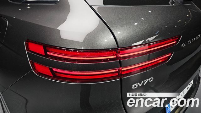 Genesis GV70 2023 — photo 9