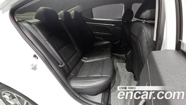 Hyundai AVANTE 2019 — photo 17