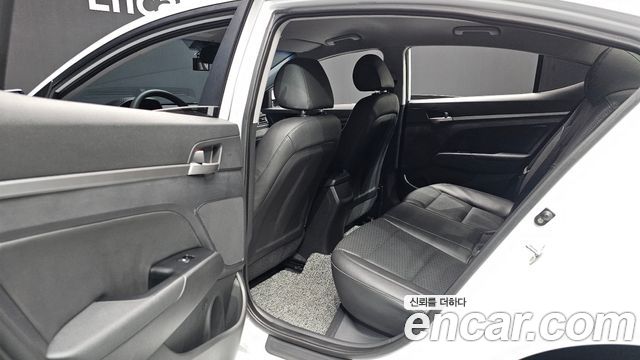 Hyundai AVANTE 2019 — photo 18
