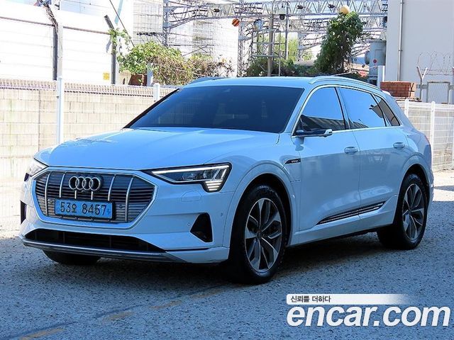 Audi e-tron 2021 — photo 1