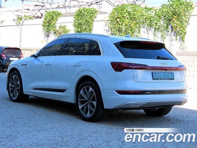 Audi e-tron 2021 — photo 3