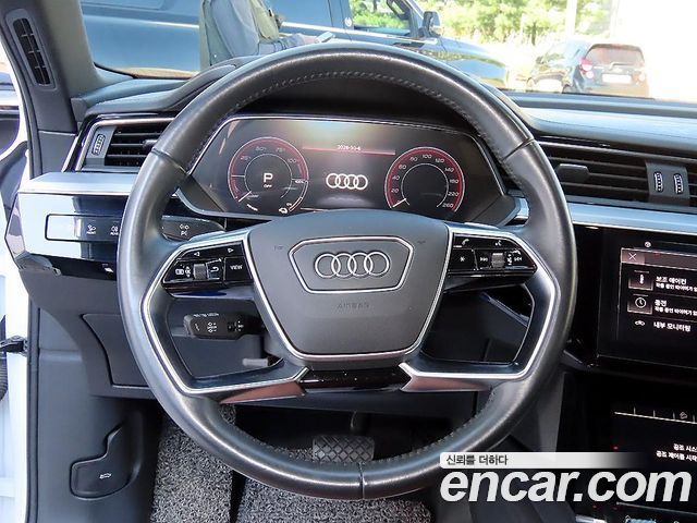 Audi e-tron 2021 — photo 8